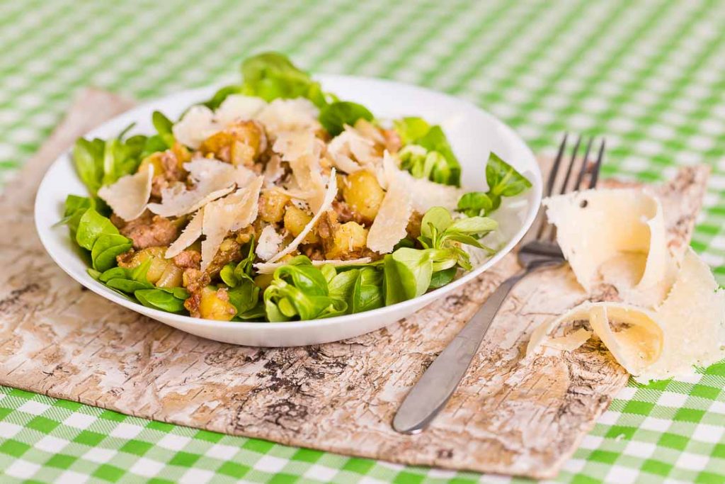 Steirischer Kartoffelsalat mit Faschiertem auf Vogerlsalat casual cooking österreichischer food blog