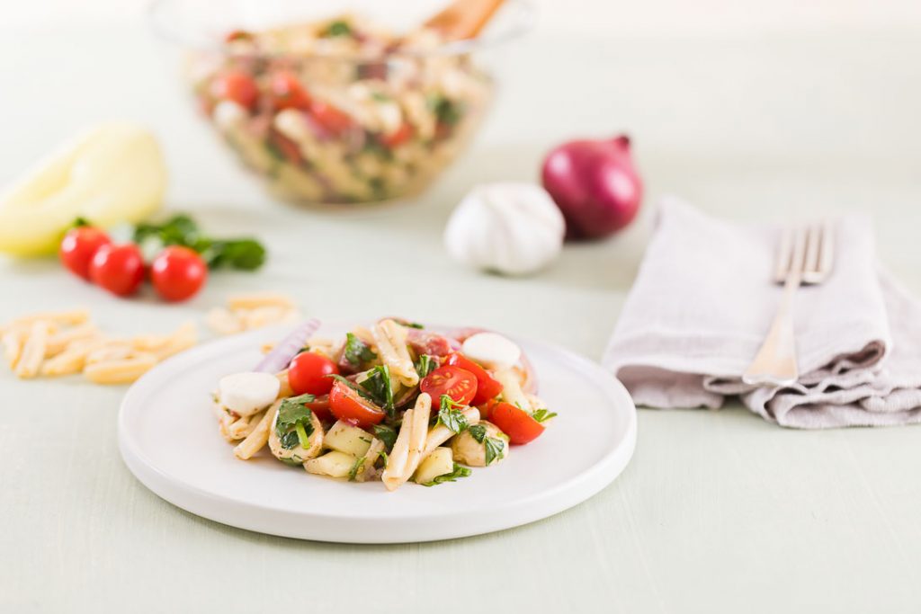 Pastasalat mit Salami und Mozzarella - Der Beste Nudelsalat casual cooking österreichischer food blog