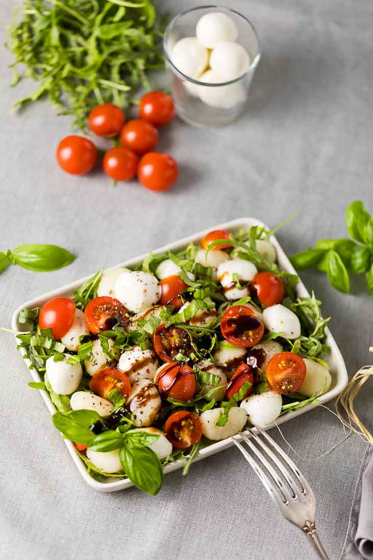 Gnocchi Salat mediteran mit Rucola und Mozzarella casual cooking österreichischer food blog