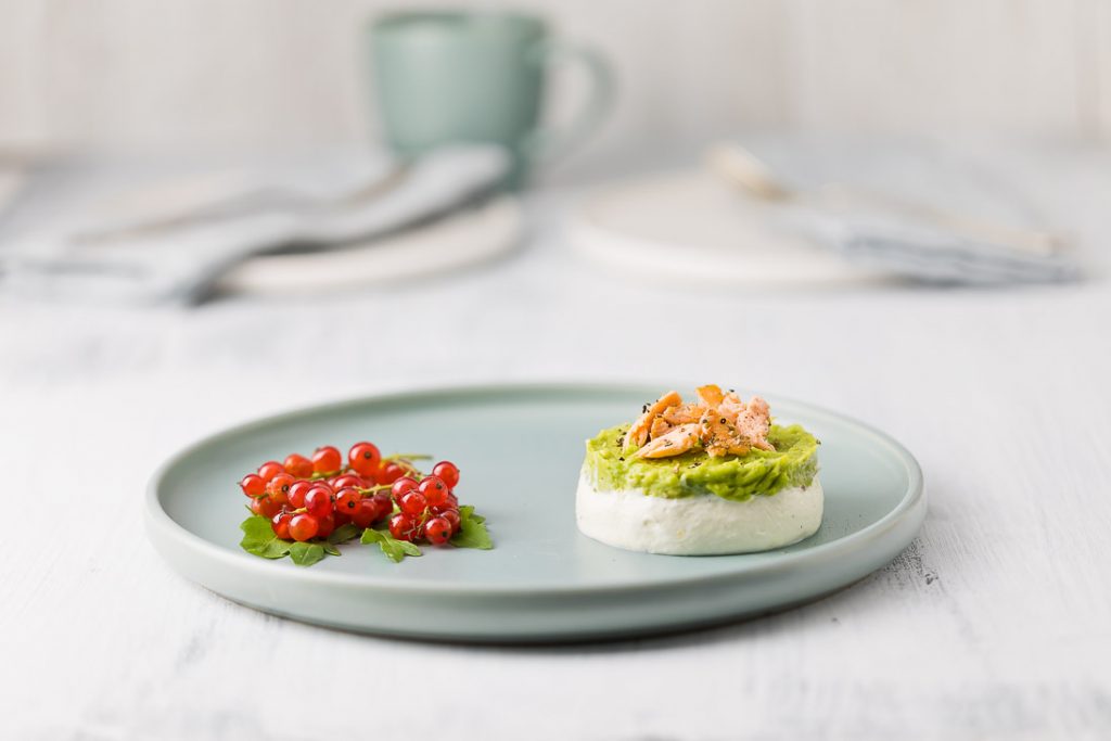 erfrischendes Joghurt Mousse mit Avocadocreme und geräuchertem Lachs casual cooking österreichischer food blog